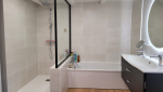 Salle de bain - douche et baignoire