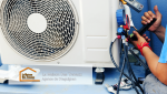 L’unité extérieure de la climatisation, placée discrètement à l’arrière de la maison pour une intégration parfaite et un fonctionnement silencieux.
