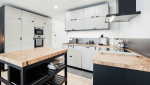 Aménagement de cuisine avec îlot central bois et métal - Cholet 49
