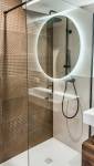 Paroi de douche et colonne de douche