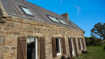 Maison rénovée à Tréguennec : Vue extérieure après l’installation des fenêtres de toit. Un projet de rénovation mené avec expertise par La Maison Des Travaux Quimper.