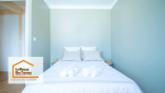 Salon cosy et chaleureux : Le salon offre un espace confortable avec des touches décoratives apaisantes et une palette de couleurs douces.