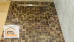 Douche à l’italienne moderne – Zoom sur le receveur à carreaux antidérapants et la rigole de drainage, garantissant une évacuation efficace de l’eau et une sécurité optimale.