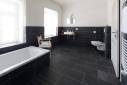 Salle de bain noire