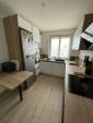 Pose de carrelage imitation parquet dans une cuisine rénovée - Valence 26000