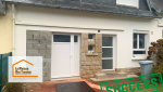  Vue extérieure sur l’avancée des travaux, où l’ancienne porte de garage a été remplacée par une porte d’entrée plus moderne et pratique.
