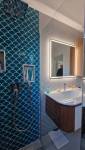 Salle de bain vue depuis la douche