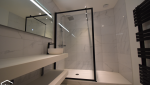 Salle de bain avec douche