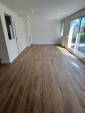 Pose de carrelage imitation parquet dans la pièce de vie d'une maison rénovée - Nantes 44