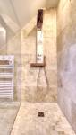 Espace douche avec colonne avec ciel de pluie