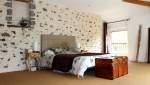 Vaste chambre à coucher dans une maison ancienne en pierres