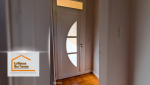 Une nouvelle porte installée – Plus moderne, plus isolante et offrant une belle vue sur l’extérieur, elle améliore nettement la luminosité de la pièce.