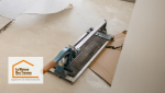 Ici, le matériel spécialisé, comme la carrelette manuelle, est utilisé pour découper les carreaux avec une grande précision.