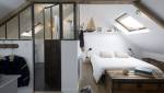 Chambre avec douche et verrière sous combles