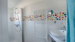 Revêtement mural de salle de bain en faïence avec frise colorée - Cholet 49