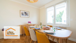 Salle à manger lumineuse et conviviale : Une salle à manger rénovée avec des tons doux et une lumière naturelle, idéale pour des repas en famille ou entre amis.