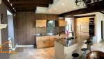 Cuisine amériacain en bois clair dans un chalet