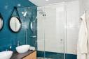 Salle de bain blanc et bleu