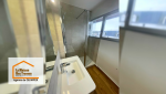 Photo 1 : Salle de bain rénovée à Bénodet avec douche à l’italienne et vasque moderne. Un espace optimisé et lumineux.