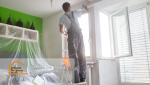 L'artisan utilise une taloche pour parfaire les finitions du plafond, assurant une surface lisse et uniforme. 