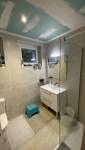 Salle de bain rénovée moderne La Maison Des Travaux Alès