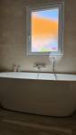 Baignoire centrée au mur