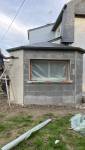 Pose de l'enduit sur extension - Application de l'enduit sur la nouvelle extension de maison