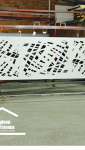 Fabrication d'un portail coulissant en aluminium blanc graphique