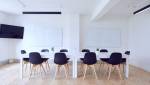 Salle de réunion lumineuse pour cette société du Chesnay