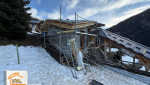 façade extension bien intégrée, chantier extension Peisey-Nancroix, rénovation maison extérieure Savoie, extension ton sur ton, réseau artisans locaux Albertville