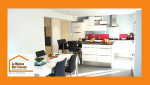 Cuisine ouverte rénovée avec îlot central et crédence colorée, projet conduit par Laurent Nemer à Venelles pour La Maison Des Travaux.