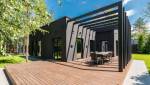 belle terrasse en teck autour d'une maison moderne