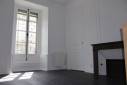 Intérieur d'appartement rénover, parquet neuf et murs repeints en blanc