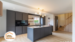 cuisine ouverte, claustra bois, plan de travail Dekton, parquet bois clair, escalier moderne