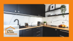 Cuisine rénovée à Agen : design moderne avec meubles noirs, bois clair et crédence marbre pour un espace fonctionnel et élégant.