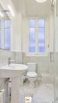 éclairage rénové dans la salle de bain