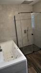 Baignoire plus douche dans petite salle de bain