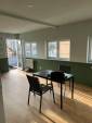 Intérieur de l'agrandissement de maison avec une table de salle à manger
