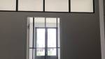 fenêtres en hauteur pour éclairer la chambre