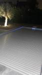 Volet immergé et éclairage pour une piscine élégante 