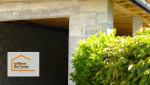 Construction d’un garage à Duras – Structure en pierre et bois en cours de finition pour un aménagement optimal. Courtier : La Maison Des Travaux Agen.