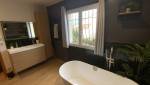 Salle de bain avec baignoire italienne et fenêtre La Maison Des Travaux Ales