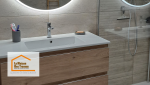 Meuble vasque moderne et éclairage LED : Sublimez votre salle de bain avec un meuble en bois épuré et un miroir LED pour une ambiance contemporaine et lumineuse.