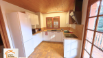 transformation cuisine fermée, travaux rénovation Albertville, cuisine sur-mesure chalet, optimisation espace cuisine, rénovation maison ancienne Savoie, La Maison des Travaux Moûtiers