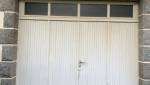 Ancienne porte de garage bois – état d’origine avant rénovation à Saint-Brieuc