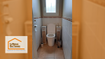 Toilettes rénovées à Seyches : Des WC modernisés avec une décoration sobre et fonctionnelle, parfaits pour un intérieur harmonieux.