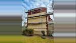 Le pignon en cours de finition de ravalement