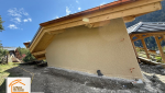 La Maison des Travaux Moûtiers, harmonisation extension façade, agrandissement maison 73210, finition façade artisan, crépi extension sur mesure
