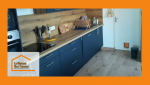 Cuisine rénovée à Ste Bazeille avec meubles bleu nuit, plan bois et électroménager intégré pour un style contemporain.