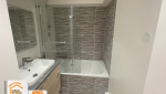 salle de bain moderne, carrelage montagne, douche vitrée, rénovation intérieure, second logement montagne, La Maison des Travaux Chamonix Mont-Blanc